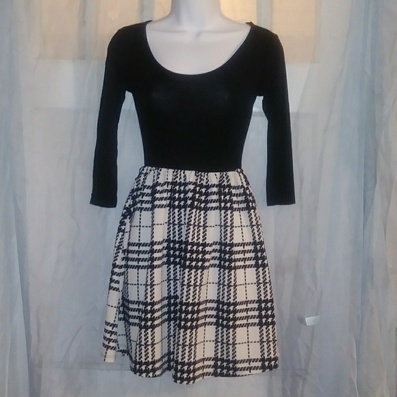 Charlotte Russe Dresses & Skirts - Charlotte Russe Long Sleeve Dress Black and White